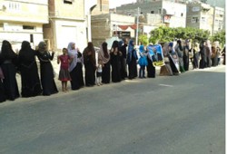 فيديو.. سلسلة بشرية بكفرصقر تهتف ضد ضنك المعيشة