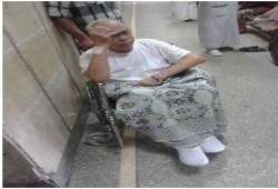 الانقلاب يقيد مسنًّا قعيدًا بالكلبشات أثناء علاجه بالمستشفى