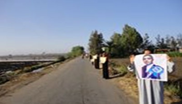 سلسلة بشرية على طريق المنصورة طناح تدعو لانتفاضة 9 سبتمير