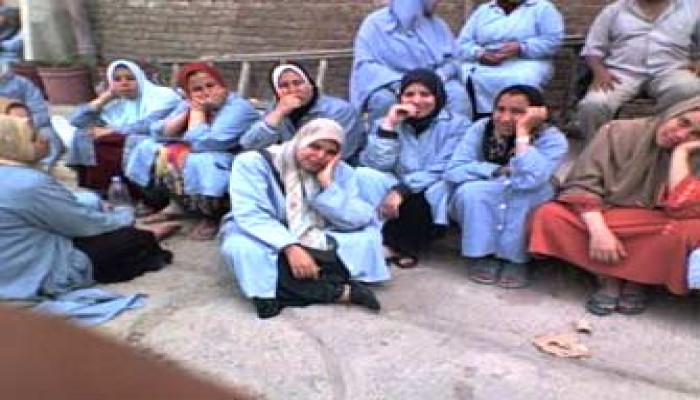 استمرار اعتصام عمال وبريات سمنود للمطالبة بصرف مستحقاتهم