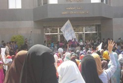 مسيرة بجامعة حلوان.. والانقلاب يحتجز طالبات