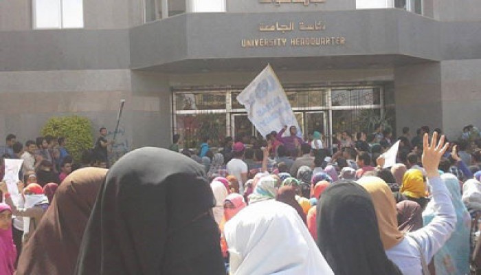 مسيرة بجامعة حلوان.. والانقلاب يحتجز طالبات