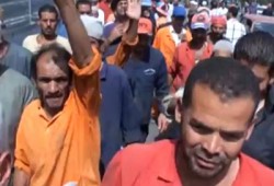 عمال النظافة يضربون عن العمل بسبب قلة العائد