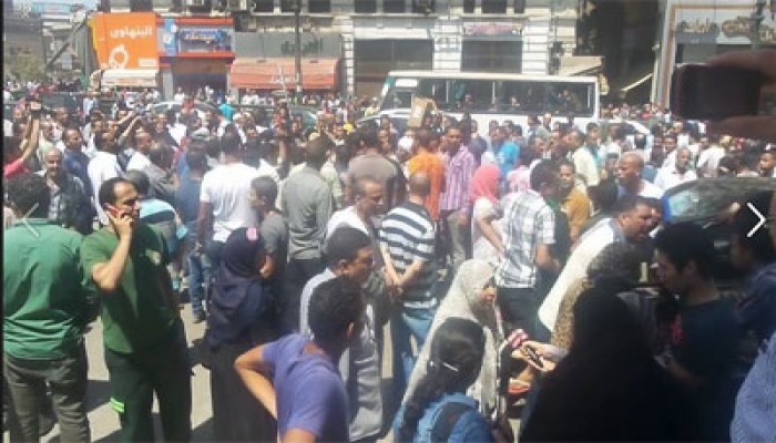 وقفة للبائعة الجائلين بمحيط دار القضاء رفضًا لإزالة ممتلكاتهم