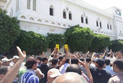 مسيرة ليلية بالعوايد تهتف بإسقاط الانقلاب وإعدام السفاح