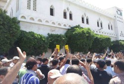 مسيرة ليلية بالعوايد تهتف بإسقاط الانقلاب وإعدام السفاح