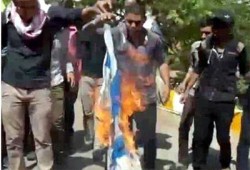 ثوار إطسا يحرقون علم الصهاينة تنديدًا بالعدوان على غزة