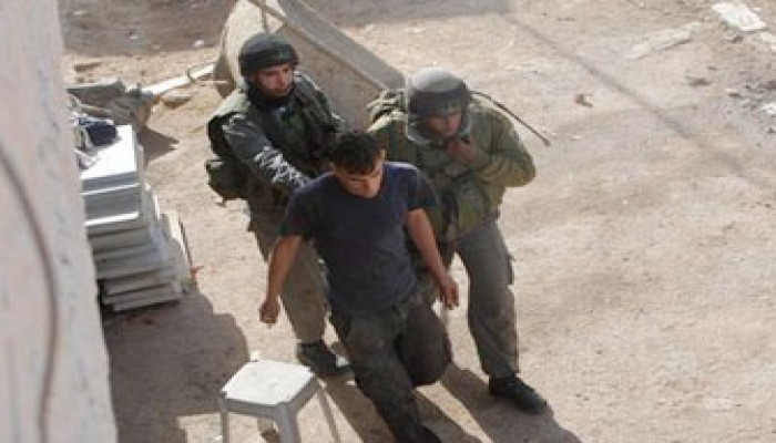 العدو الصهيوني يعتقل 12 فلسطينيًا في الضفة المحتلة