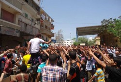 سلسلة بشرية على الطريق الدولي بكفر الدوار تهتف بالقصاص