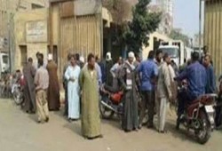 وقفة لعمال النظافة بمدارس الأقصر للمطالبة بصرف رواتبهم