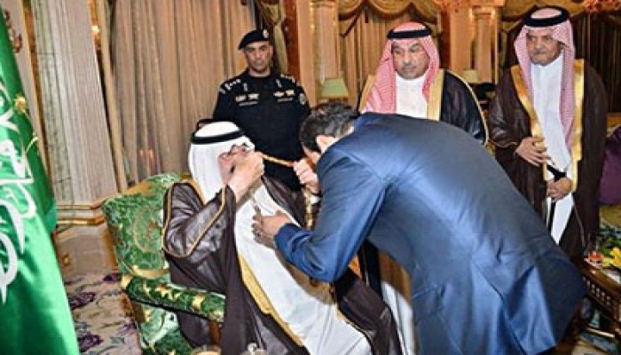 بالصور.. إذلال الملك عبد الله للسفاح السيسي