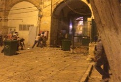 جيش الصهاينة يحول قيام الليل إلى معركة في المسجد الأقصى