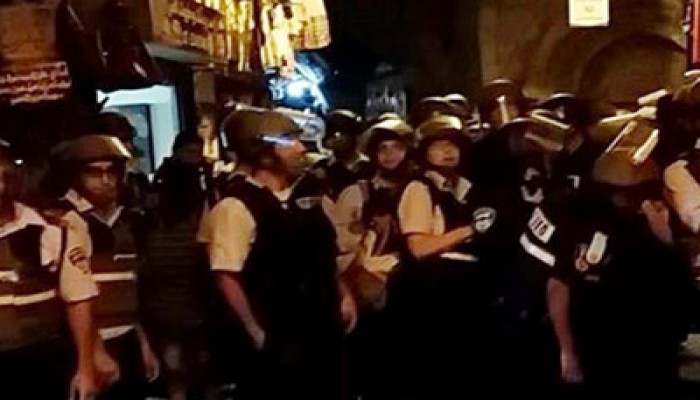 الاحتلال الصهيوني يمنع مئات الآلاف من الصلاة في "الأقصى"