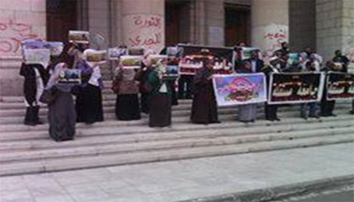 أساتذة جامعة القاهرة يتظاهرون رفضًا لفصل الانقلاب 94 طالبًا