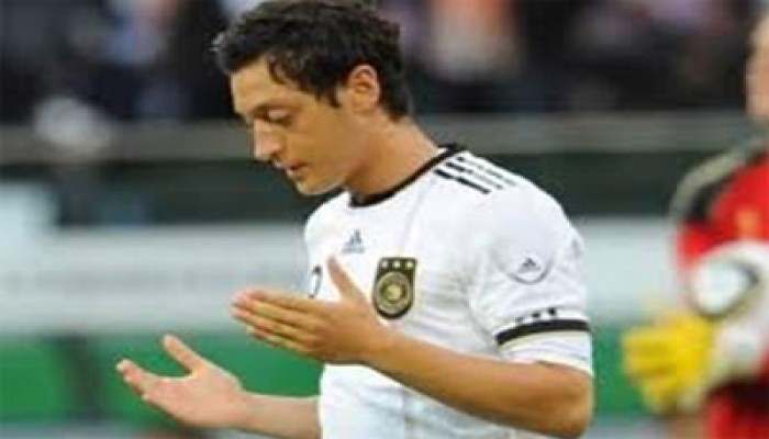 اللاعب الألماني أوزيل يتبرع بمكافأة المونديال لأطفال غزة