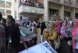 وقفة مفاجئة لطلاب ضد الانقلاب تنديدًا بالاعتداء على غزة