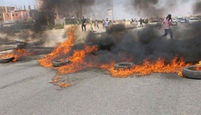 طلاب معهد HTI يقطعون الطريق أمام المعهد