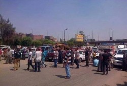سائقو الأجرة يقطعون الطريق بشبرا الخيمة