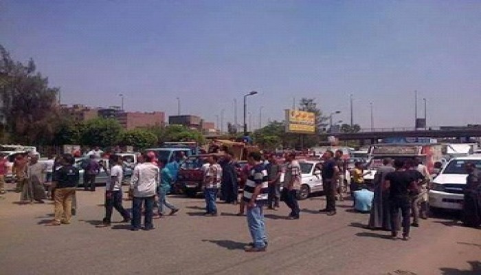 سائقو الأجرة يقطعون الطريق بشبرا الخيمة