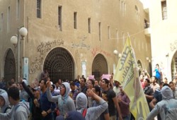 فعالية مفاجئة لطلاب ضد الانقلاب أمام النادي الأهلي