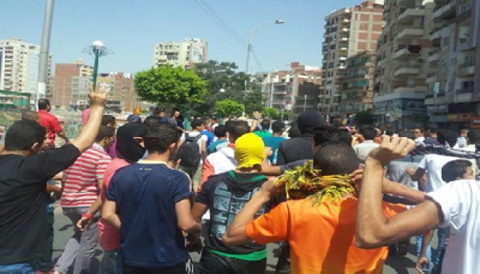 فيديو.. ميليشيات الانقلاب تهاجم مسيرة طلابية بمدينة الزقازيق