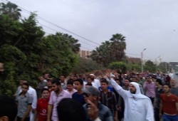ثوار مغاغة يهنئون المصريين بحلول رمضان في سلسلة بشرية