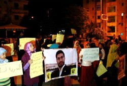 سلسلة بشرية لأحرار إدفو عشية جمعة "سنحيا كرامًا"