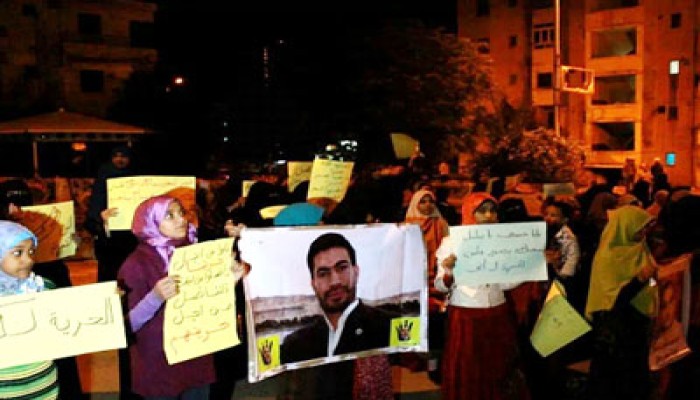 سلسلة بشرية لأحرار إدفو عشية جمعة "سنحيا كرامًا"