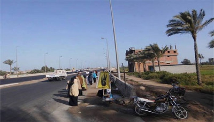 سلسلة بشرية تتحول إلى مسيرة لشباب ضد الانقلاب بدمياط