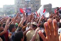 مباشر.. فعالية مفاجئة على كوبري "قصر النيل" تنديدًا بالاعتداء على المعتقلات