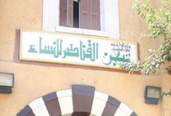 والدة إحدى معتقلات الأزهر تؤكد الضرب والسحل بسجن القناطر
