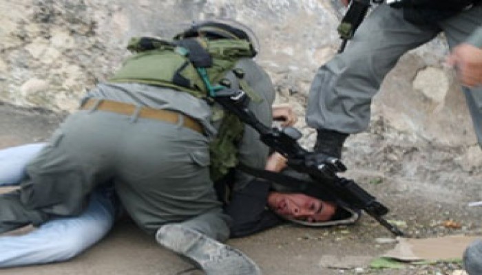 الاحتلال الصهيوني يستمر في اعتقال الشباب ومداهمة المنازل