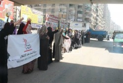 سلسلة بشرية لـ"نساء ضد الانقلاب" بالجيزة رفضًا لاغتصاب السلطة