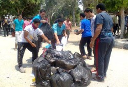 طلاب الأزهر يشعلون النار لتقليل آثار الغاز المسيل للدموع