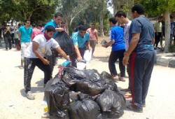 طلاب الأزهر يشعلون النار لتقليل آثار الغاز المسيل للدموع