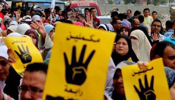 التايلانديون يقلدون المصريين بشعار "3" لمواجهة الانقلاب