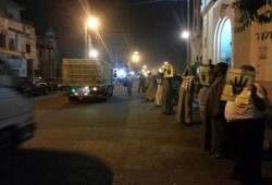 ثوار كوم أمبو يحرقون صور عميل الصهاينة في سلسلة بشرية