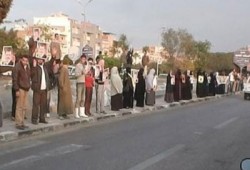 سلاسل بشرية بالعاشر من رمضان تضامنًا مع انتفاضة المعتقلين