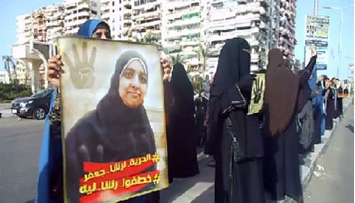 سلسلة بشرية لحرائر بورسعيد للمطالبة بالإفراج عن رشا جعفر