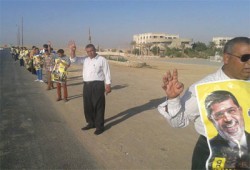 سلسلة بشرية على طريق أسيوط- الغردقة الصحراوي رفضًا للانقلاب
