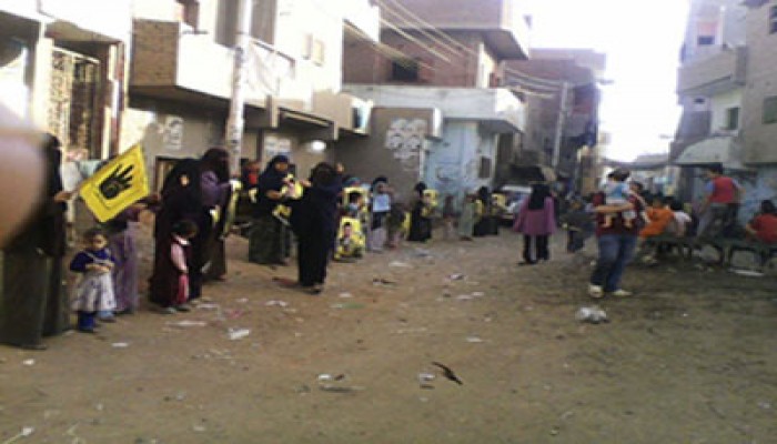 حرائر الفيوم يستقبلن صباح ثاني أيام رئاسة الدم بسلاسل بشرية