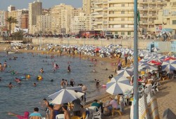 شواطئ الإسكندرية تمتلئ بالأهالي في أول أيام مهزلة الدم