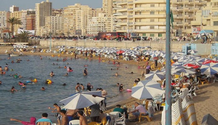 شواطئ الإسكندرية تمتلئ بالأهالي في أول أيام مهزلة الدم