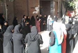 حرائر أبو كبير يتظاهرن لمقاطعة مسرحية رئاسة الدم