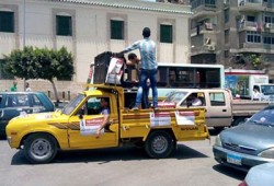 بالصور.. مكبرات الصوت تتسول النزول من الناخبين بالعباسية