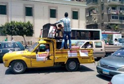 بالصور.. مكبرات الصوت تتسول النزول من الناخبين بالعباسية