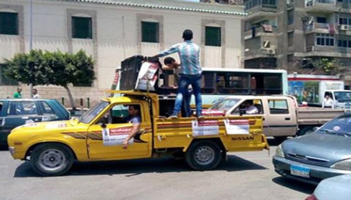 بالصور.. مكبرات الصوت تتسول النزول من الناخبين بالعباسية