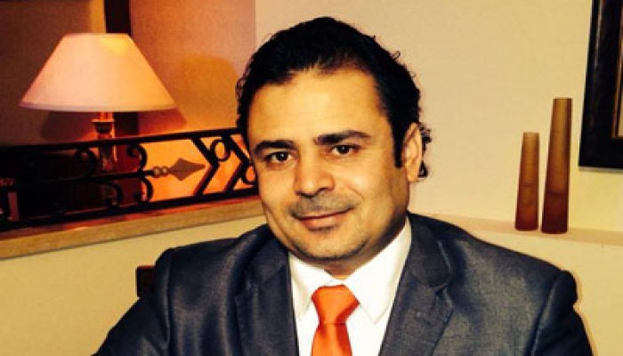 سامي كمال الدين: شتان بين شجاعة الرئيس مرسي وجبن "السفاح"