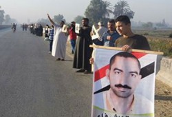 ثوار كفر صقر يرفضون مسرحية رئاسة الدم بسلاسل بشرية