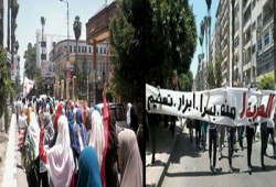 صور.. مسيرة مفاجئة لطلاب المنصورة للمطالبة بالإفراج عن الحرائر